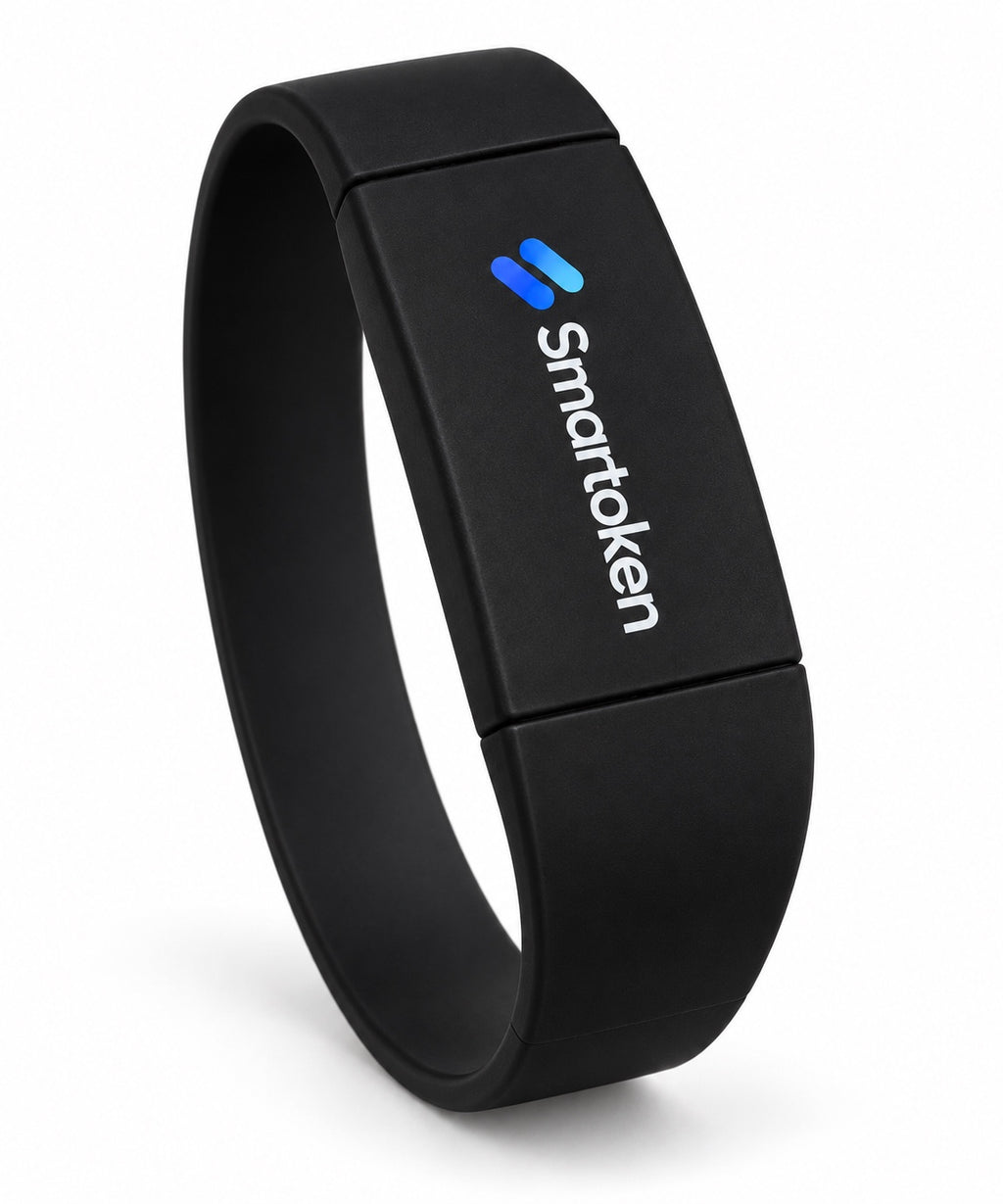 Pulsera NFC Smartoken negra sobre fondo blanco