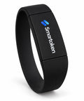 Pulsera NFC Smartoken negra sobre fondo blanco